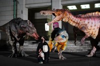 子どもとスタッフに群がる恐竜たち