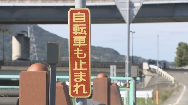 「止まれ」の道路標識