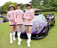 スポーツカーと一緒に撮影するラウンドガールの（左から）比留川マイ、佐々木美乃里、佐々木萌香＝