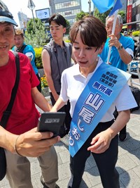 参院選公示日の第一声を終え、炎天下の中、地元の街を練り歩く無所属の山尾志桜里氏＝JR吉祥寺駅前