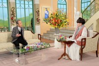 「徹子の部屋」に出演する山本學（左）と司会の黒柳徹子＝テレビ朝日提供