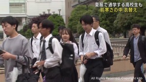 宮城県は肌寒い朝　夏服に衣替えした高校生の姿も