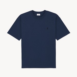 端正なたたずまいが大人っぽさを演出する、サンローランのTシャツ。