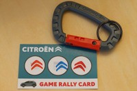 ゲームの課題をクリアするとシトロエンロゴ入りカラビナがもらえる