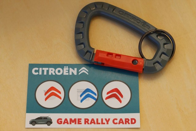 ゲームの課題をクリアするとシトロエンロゴ入りカラビナがもらえる