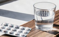 薬局での一コマ→「多めの水で薬を飲んでください」※画像はAIが作成したイメージです（Perecciv/stock.adobe.com）