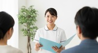 介護について相談する様子※画像はイメージです（mapo/stock.adobe.com）