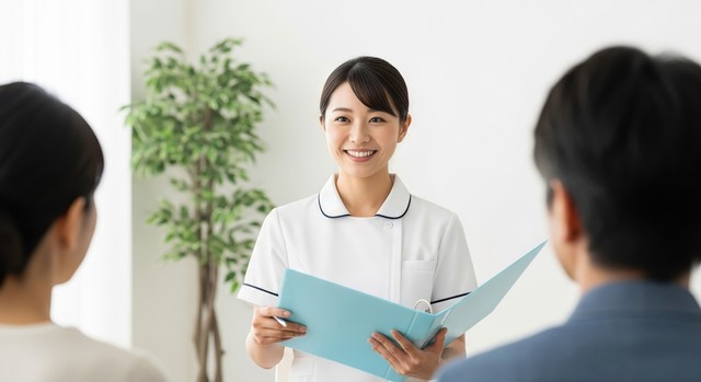 介護について相談する様子※画像はイメージです（mapo/stock.adobe.com）