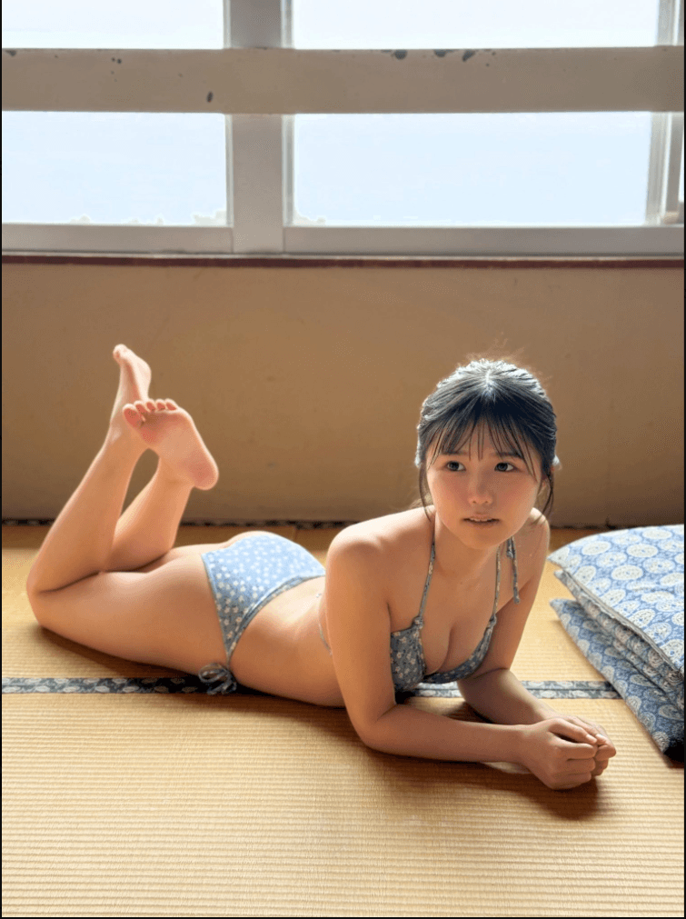 「FLASH」（26年7月14日発売号）に登場した鈴もものオフショット　本人のX（@love___oxo）より