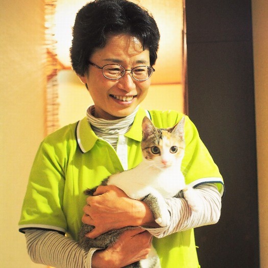 役場の保健師、山本昌江さんに抱かれるふーちゃん