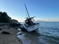 プレジャーボートが海岸に乗りあげる（玉野海上保安部提供）