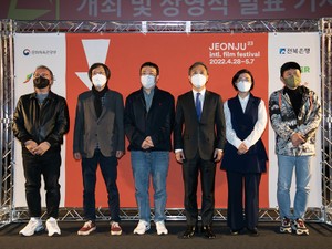 韓国社会の暗部を執拗に　ヨン・サンホ監督が「最も影響を受けた」と言うある日本映画