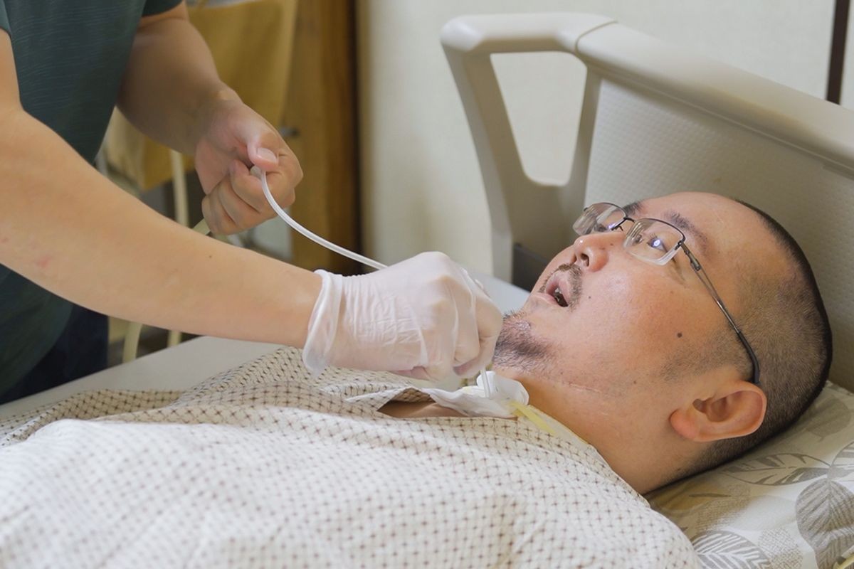 利用者をケアする職員（提供写真）