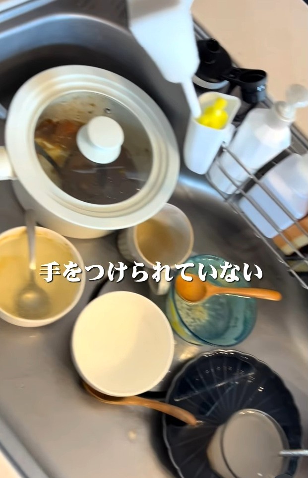 次男が泣いて、手をつけられていない！（「とっしー」さん提供、Instagramよりキャプチャ撮影）