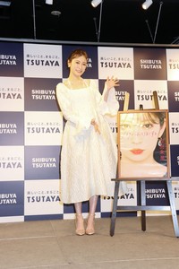 新刊の発売会見を行った吉田朱里＝都内