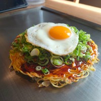 この麺が人気！ちんちくりんのお好み焼き（広島お好み焼 ちんちくりん提供）