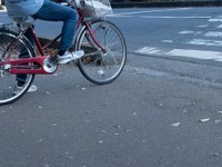 横断歩道で自転車に乗っている人の扱いは？※画像はイメージです（PhotoAC）