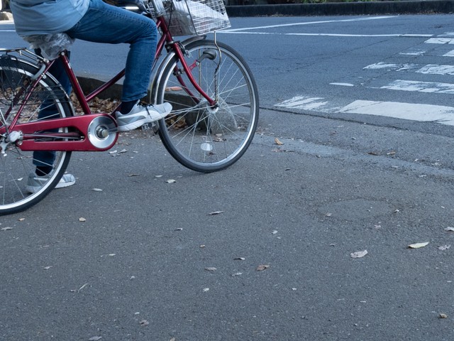 横断歩道で自転車に乗っている人の扱いは？※画像はイメージです（PhotoAC）