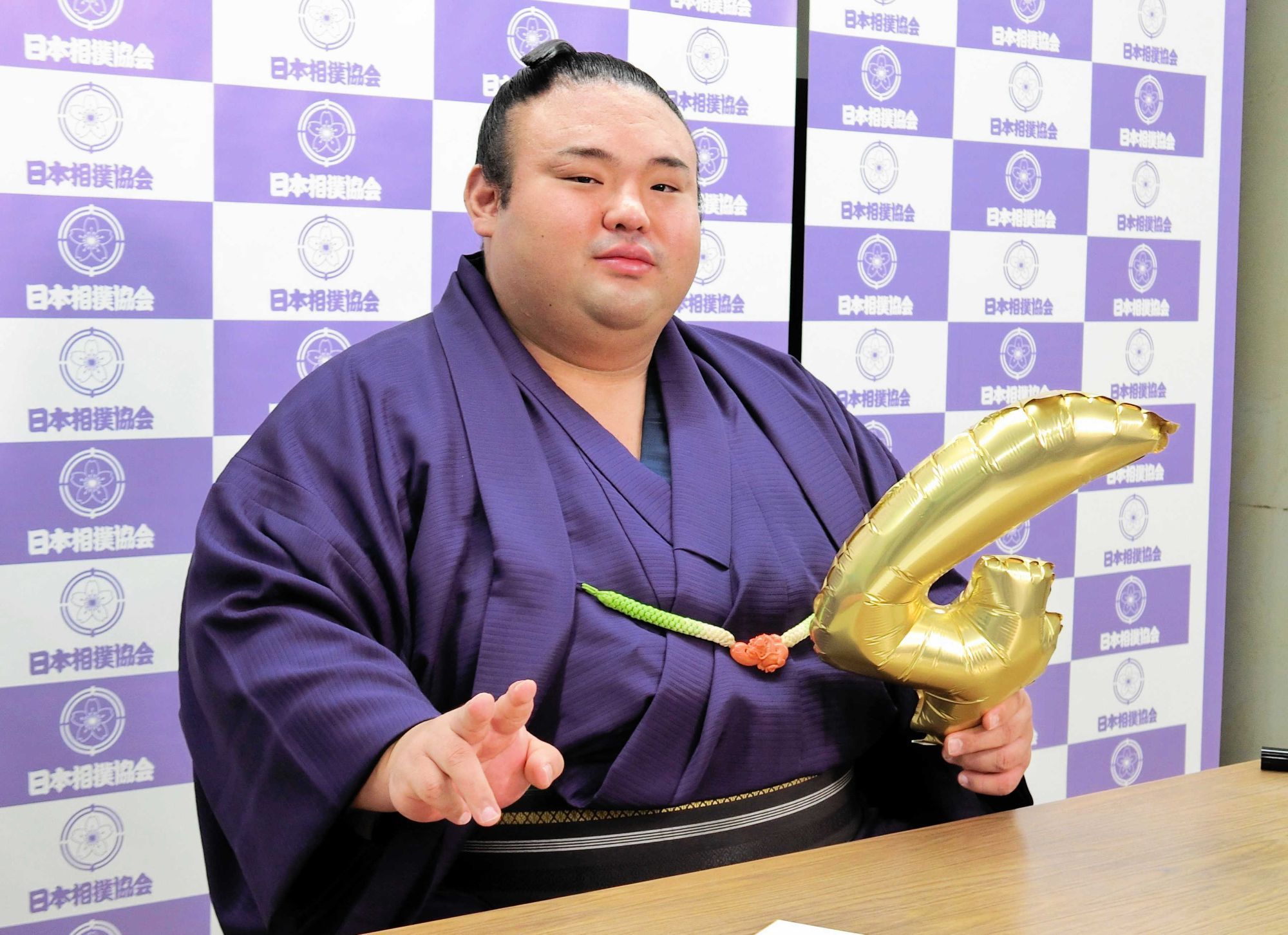 優勝一夜明け会見で、Ｖサインと数字の４のバルーンでポーズを決める貴景勝=2023年9月