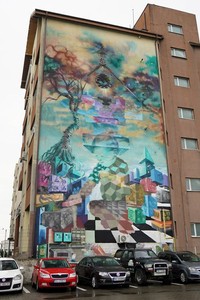 集合住宅の側面に描かれた「空気をきれいにする壁画」=2024年4月25日、ルーマニア北部バカウ、荒ちひろ撮影