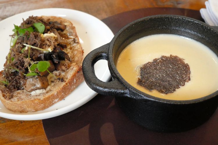 トリュフ狩り体験のあとに楽しめるコース料理。トリュフ入りのカリフラワースープとブルスケッタ=2021年6月14日、キャンベラ近郊、小暮哲夫撮影