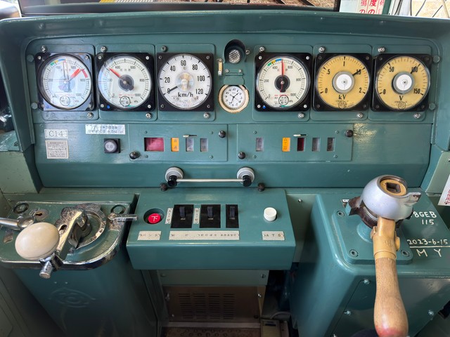 計器やレバーが並ぶ運転台／利根川智史（@OER3264F）さん提供