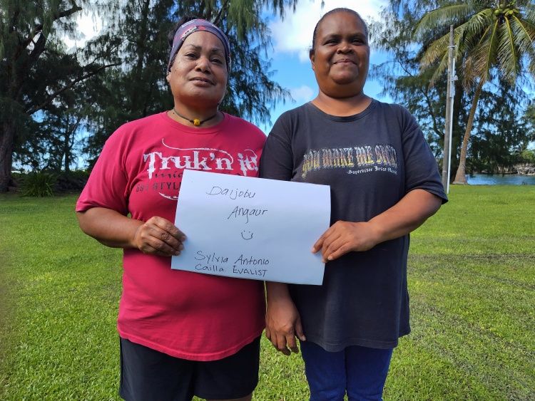 撮影に応じてくれたパラオ・アンガウル州職員のシルビア・アントニオさん＝左＝とケイラ・エバリストさん