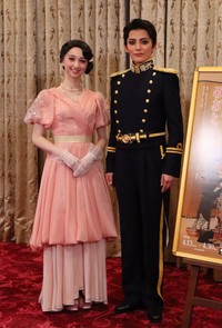 宝塚歌劇団雪組トップスター朝美絢(右）と新トップ娘役・音彩唯＝梅田芸医術劇場