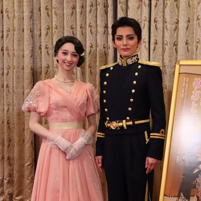 宝塚歌劇団雪組トップスター朝美絢(右）と新トップ娘役・音彩唯＝梅田芸医術劇場