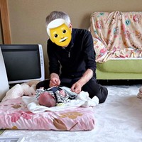 赤ちゃんが泣くと、あわてて駆け寄るじいじ（画像提供：nさん）