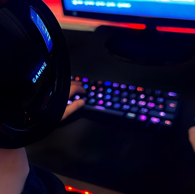 ゲームのチャットで言った暴言は罪になる？　※画像はイメージです（Siili/photoAC）