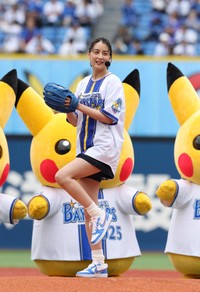 セレモニアルピッチを行う山本美月＝2026年5月23日、横浜スタジアム