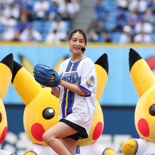 セレモニアルピッチを行う山本美月＝2026年5月23日、横浜スタジアム