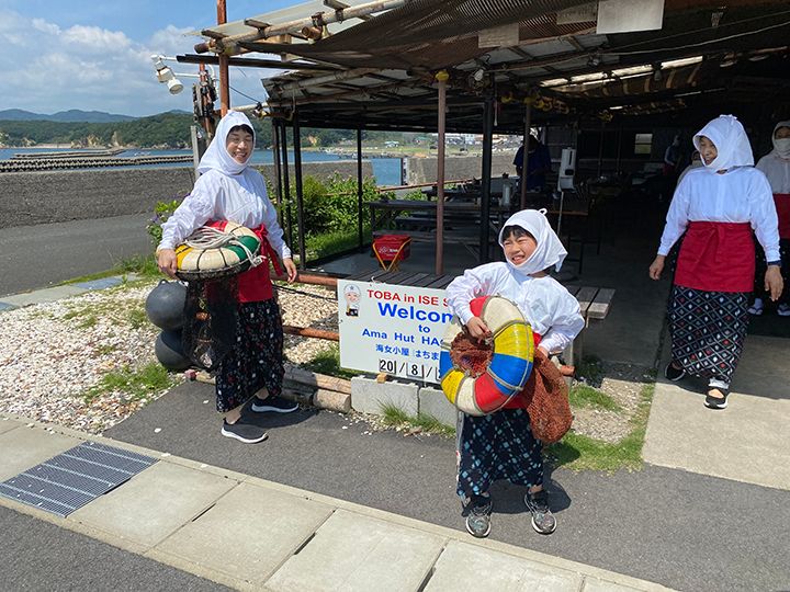 海女小屋〈はちまんかまど〉（三重県鳥羽市）では、磯着を身につけ、海女文化の世界観に入り込む体験もできる