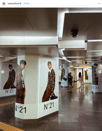東京メトロ銀座駅に登場した、道休蓮さんがモデルを務めるファッションブランド「N21」の大型広告（紗栄子さんのインスタグラムより）