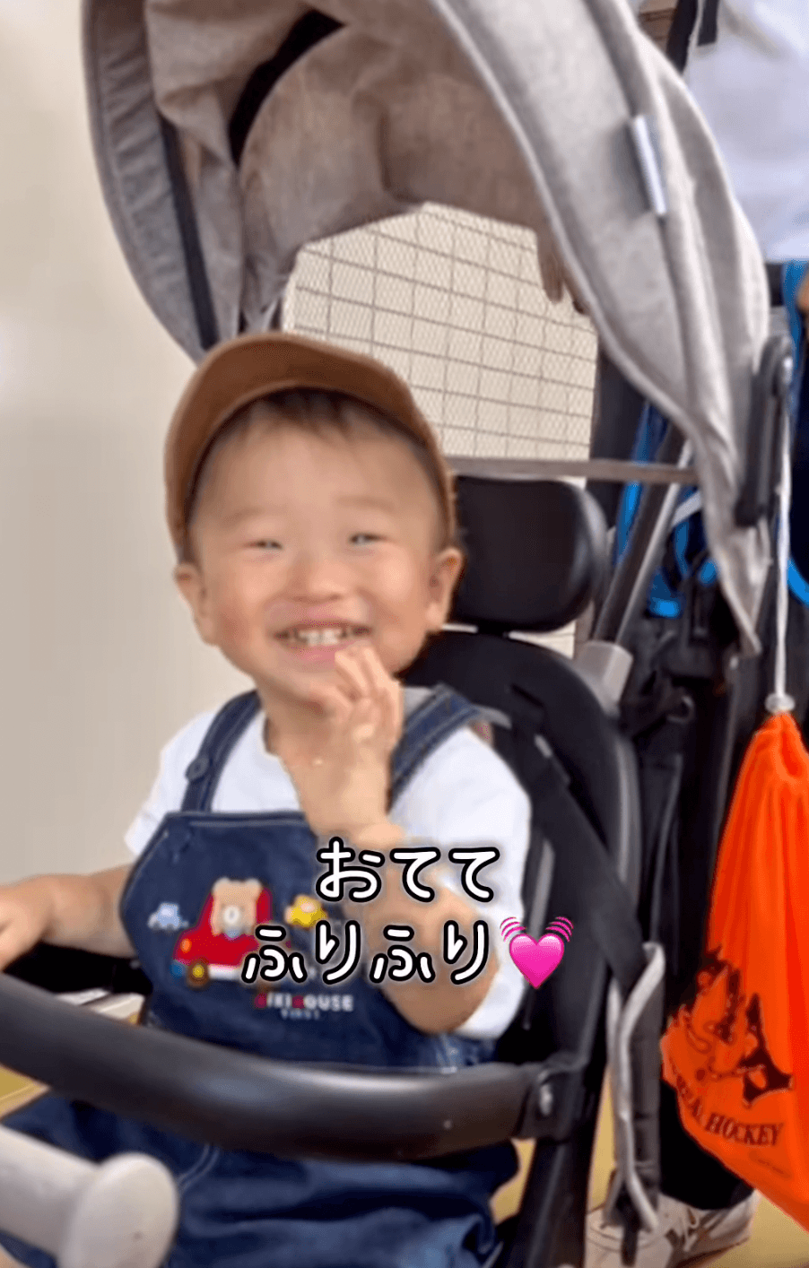 もみさんにおててをふりふり♡（提供：@yu_hima_daysさん）
