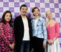 （左から）阿木燿子氏、宇崎竜童、壮一帆、愛加あゆ＝2014年
