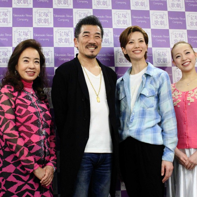 （左から）阿木燿子氏、宇崎竜童、壮一帆、愛加あゆ＝2014年