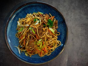 焼きそばのきつね色をソースの色だと知った時、「騙された」と思った