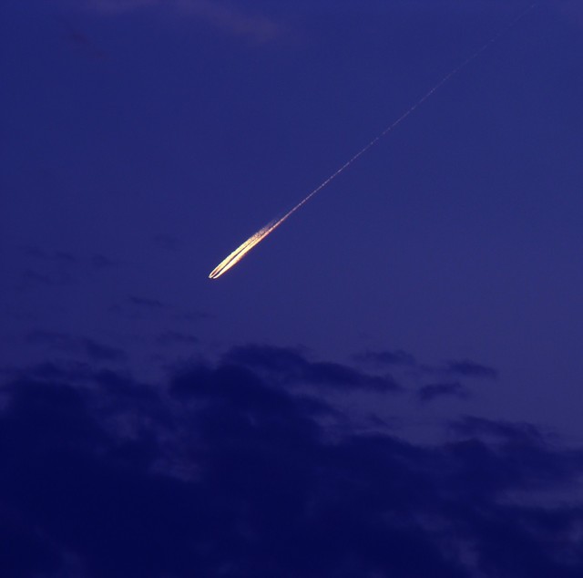 深夜に突然空に流れた火球　※画像はイメージです（ソライロ/photoAC）