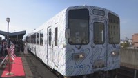 水島臨海鉄道でラッピング列車の出発式　倉敷市に工場がある化学メーカーの「脱酸素剤」をPR　岡山