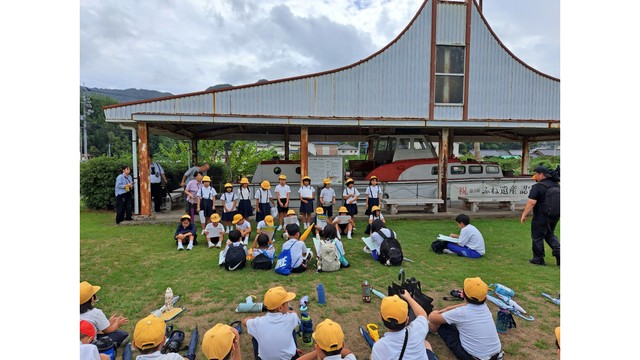 「文化船ひまわり」について学ぶ伊吹小中学校の児童・生徒
