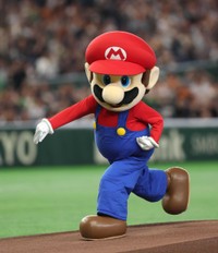 ファーストピッチセレモニーを務めるマリオ＝東京ドーム