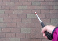 視覚障がい者が携える「白杖」をめぐって起こったトラブル