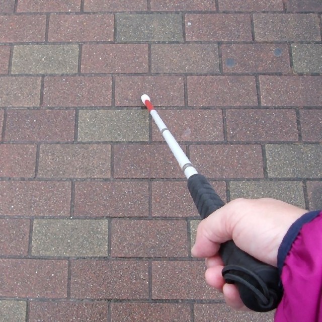 視覚障がい者が携える「白杖」をめぐって起こったトラブル