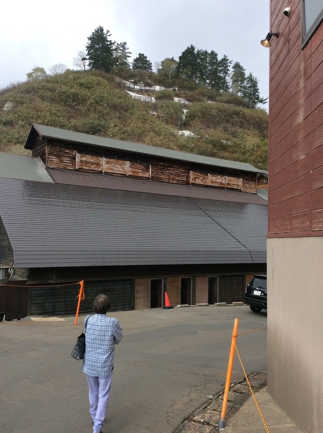 キャンプ場で居合わせた人たちの最終目的地、秋田県・玉川温泉。後ろ姿の女性はすらたまさんの亡きお母さま（画像提供：すらたまさん）