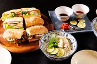 地元産のレンコンを挟んだバインミー（左）と特産のすだちが入ったフォー（映画「道草キッチン」より）