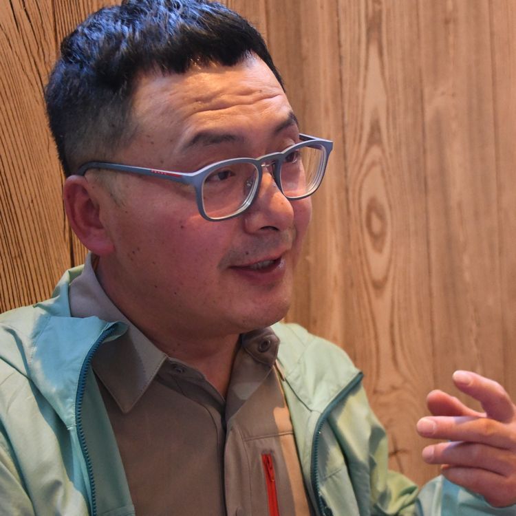 自身の生い立ちや「鶏がら丼」への思いを語る王開亮さん