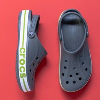 ちょっとした外出にもレジャーにも使えるクロックス　※画像はイメージです（kosoff/stock.adobe.com）