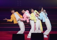 「ASIA CULTURE FESTIVAL 2026」でパフォーマンスするモナキの（左から）じん、おヨネ、ケンケン、サカイJr.=2026年6月9日撮影